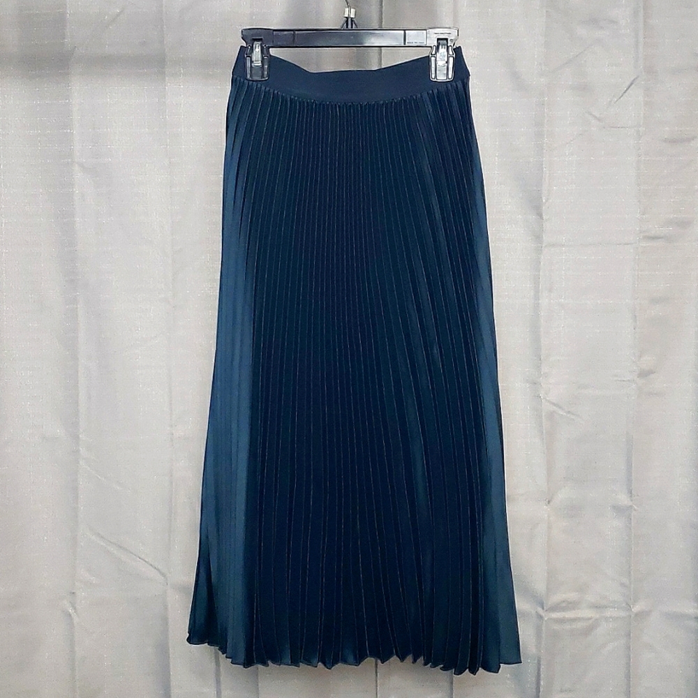 H&M X-Small Midi midnight blue pleated skirt!